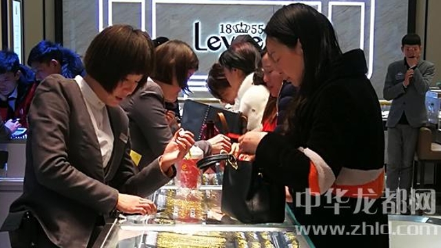 臨近春節(jié)，周口消費市場紅似火