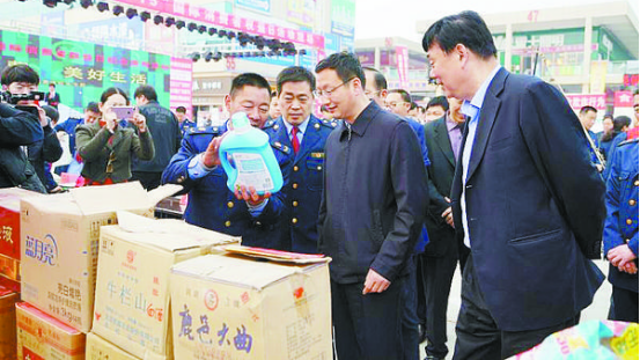 項(xiàng)城市消協(xié)、市工商局舉行國(guó)際消費(fèi)者權(quán)益日宣傳活動(dòng)