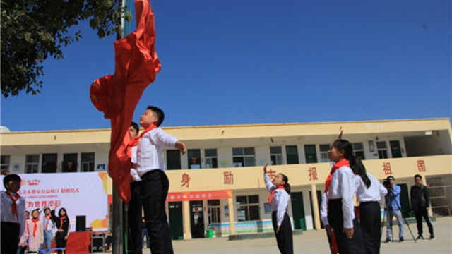 周口留守兒童的國(guó)慶節(jié)：敬隊(duì)禮、升國(guó)旗
