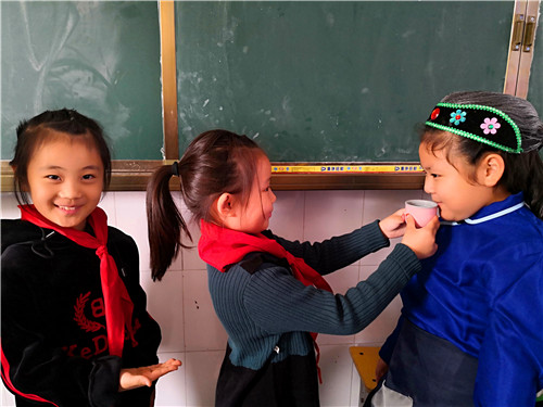 周口：小學生扮演“爺爺、奶奶” 感受重陽敬老情