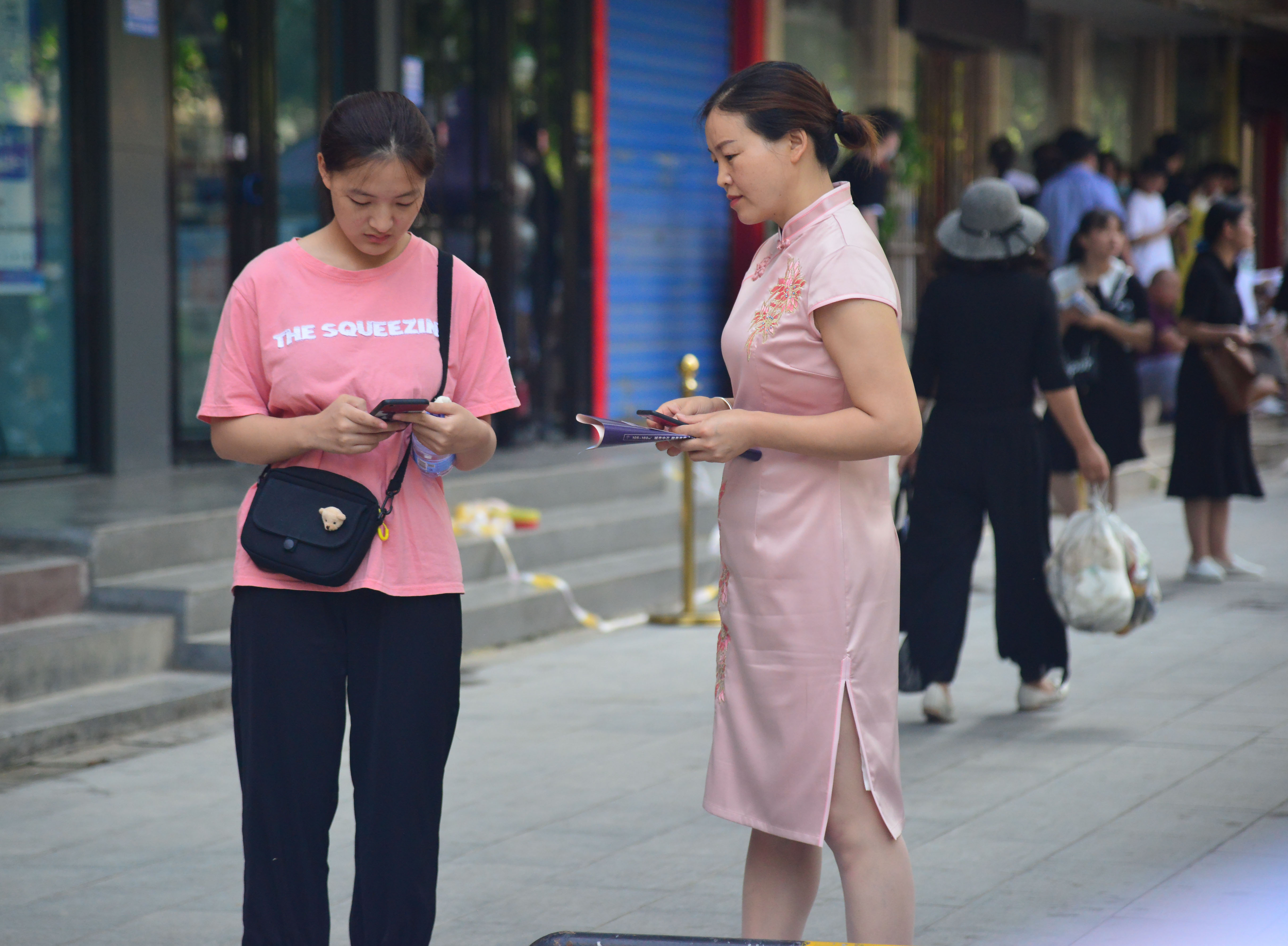 旗開得勝！高考考場外的旗袍媽媽們