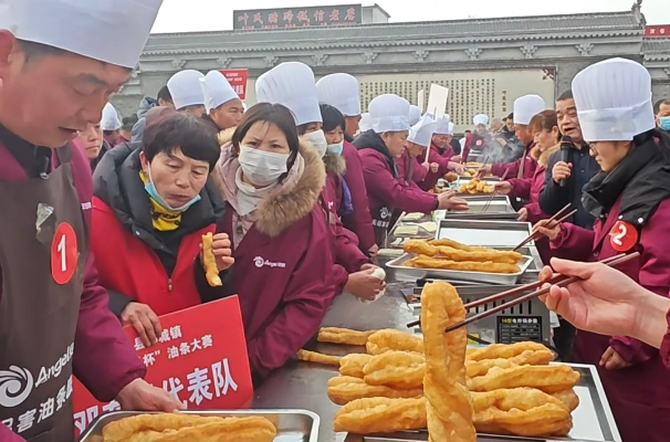 一口酥脆年味濃！鄧城油條大賽燃動新春
